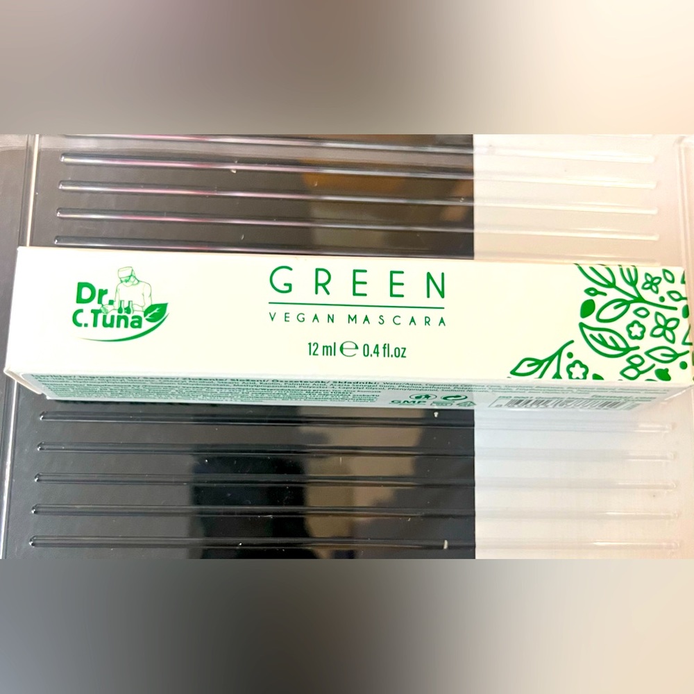 GREEN VEGAN MASCARA -FARMASI Black No Smudge or Flake NEW RELEASE